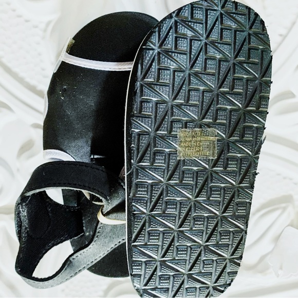 Zac & Evan Toddler/Little Boy Beach Sandals B&W - Picture 3 of 3